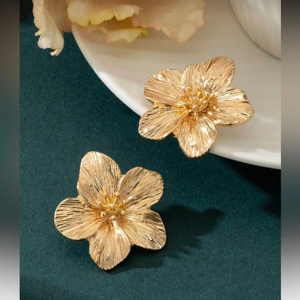 Flower Shaped Earrings - Picture 2 of 5